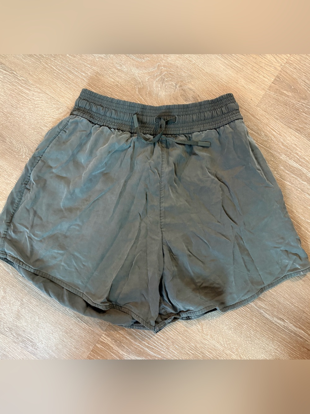 lululemon athletica Olive Green Elastic Waist Shorts vtg size 4/6, with pockets